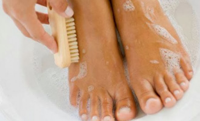 BAÑO DE PIES CON BICARBONATO