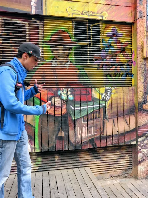Valparaíso Street Art: Eddie, our GraFREEti walking tour guide, explaining the scene