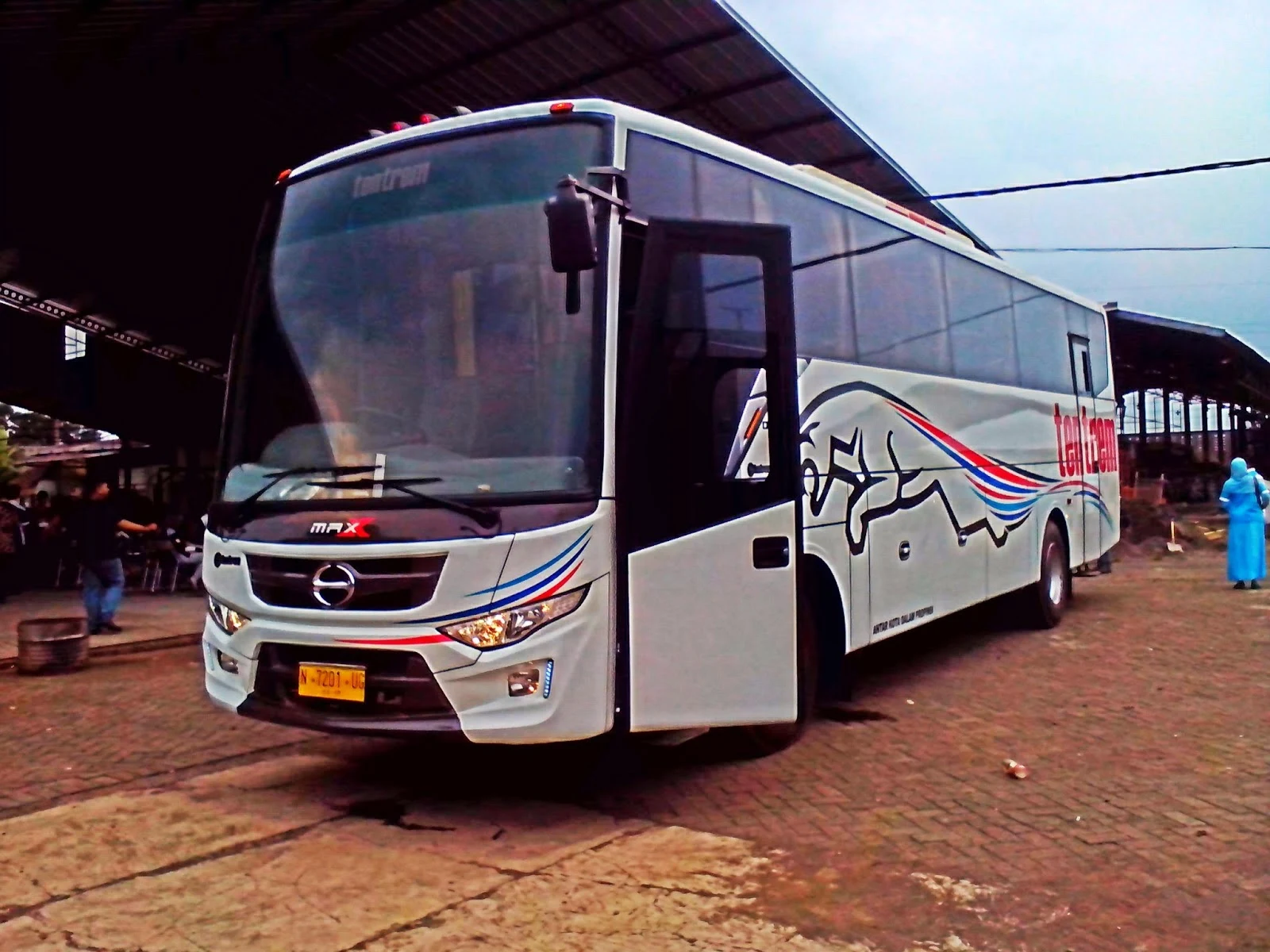 Bus Tentrem MAX side View