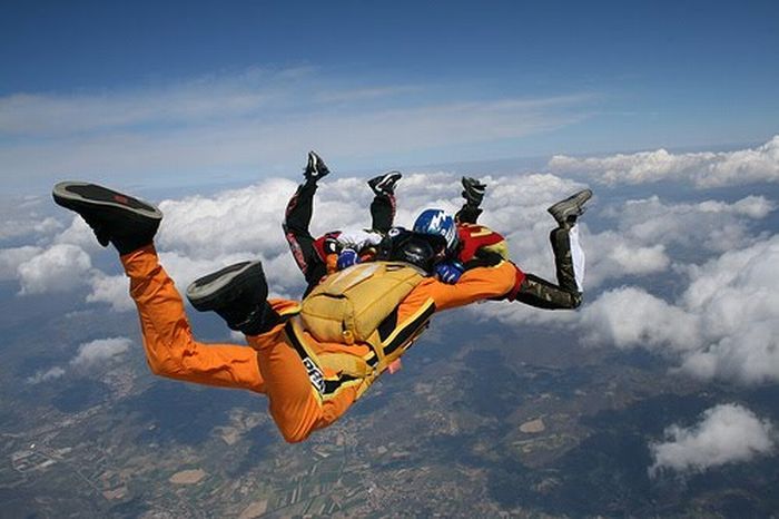 спортсмены экстремалы. виа феррата и троллея -скалолазание. экстрим открыть. экстрим открыть. зиплайн москва лужники.