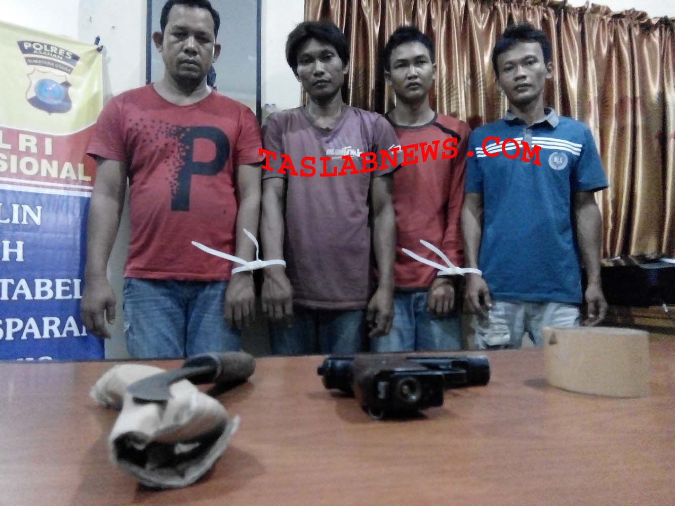 Keempat pelaku perampokan truk CPO yang diringkus polisi. Keempat pelaku perampokan truk CPO yang diringkus polisi.