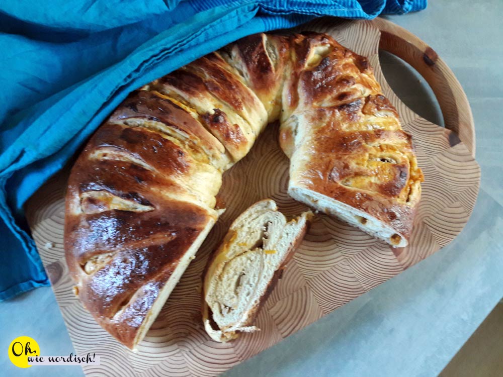 Finnischer Quark-Mirabellen-Hefekranz. /// / Rahka-mirabelli ...