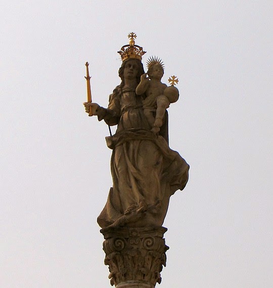 Prudnik. Figura Matki Boskiej z Dzieciątkiem na Kolumnie Maryjnej.