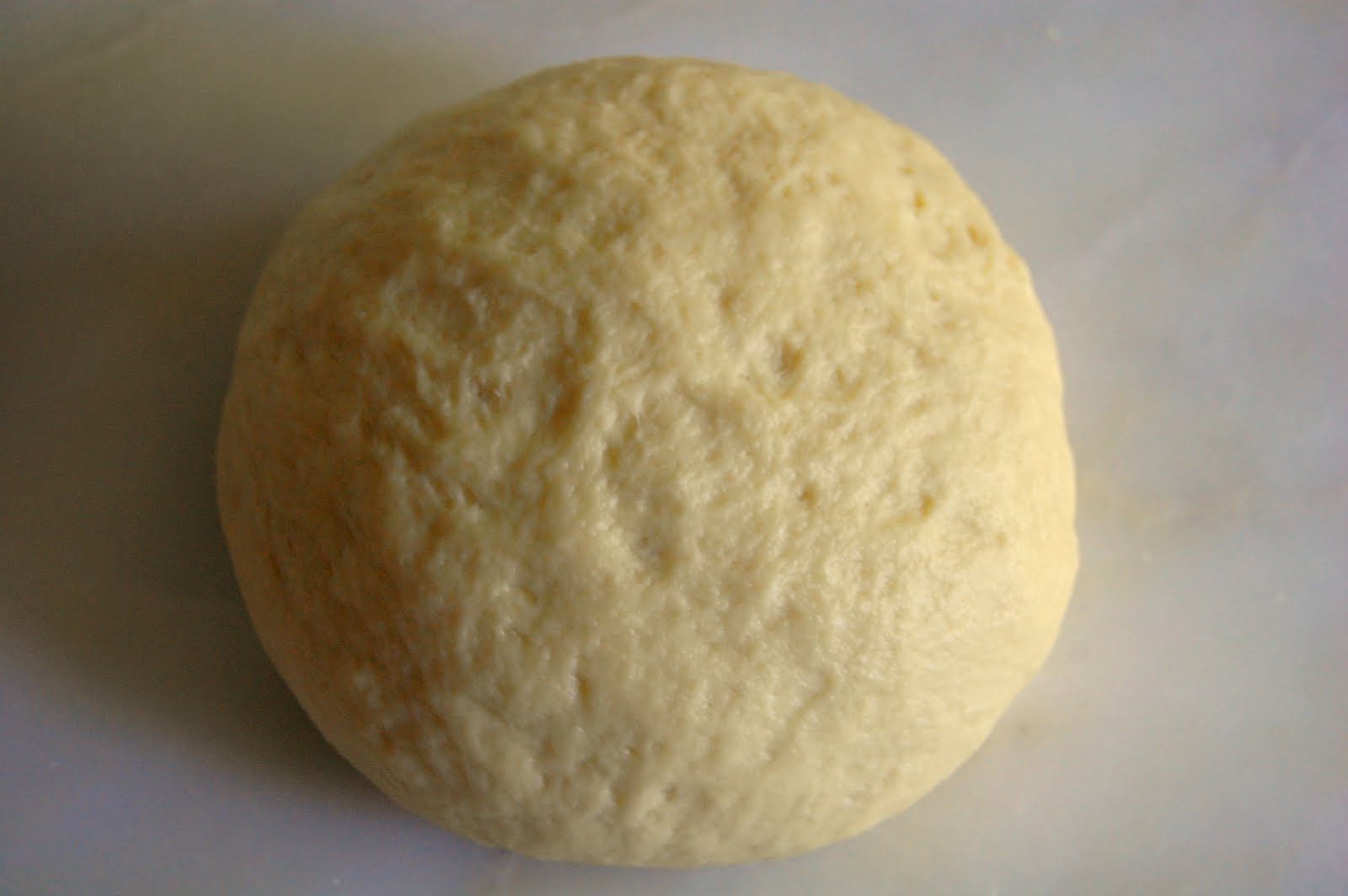 Тесто получается плотным. Готовое тесто для ватрушек. Бездрожжевое тесто на сметане. Тесто. Пышки на картошке мятой ложится ли песок.