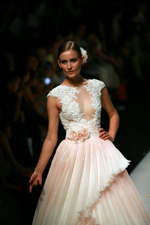 Wedding dress show at Shanghai fashion week | China Entertainment News