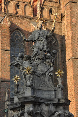Pomnik sw Jana Nepomucena na tle Kosciola sw. Krzyza we Wrocławiu