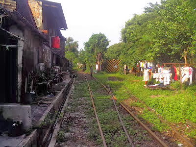 foto jalur kereta api depan rumah foto jalur kereta api depan rumah