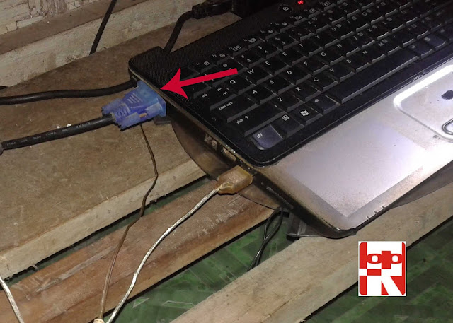 menyambungkan kabel VGA ke laptop