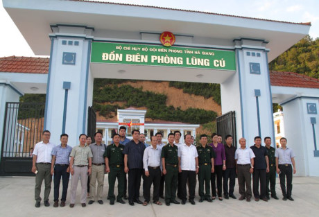 Bộ trưởng Trương Minh Tuấn thăm Đồn biên phòng Lũng Cú - Ảnh 1 Bo truong Truong Minh Tuan tham Don bien phong Lung Cu - Anh 1