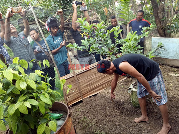 Robinson menunjukkan lokasi penemuan granat. Robinson menunjukkan lokasi penemuan granat.