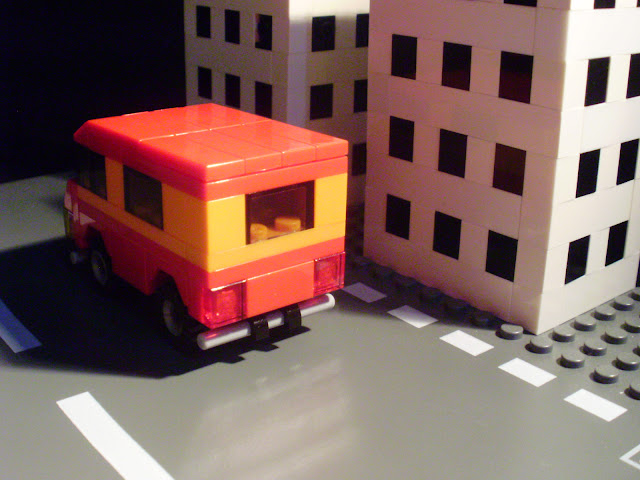 MOC carrinha LEGO à noite na cidade