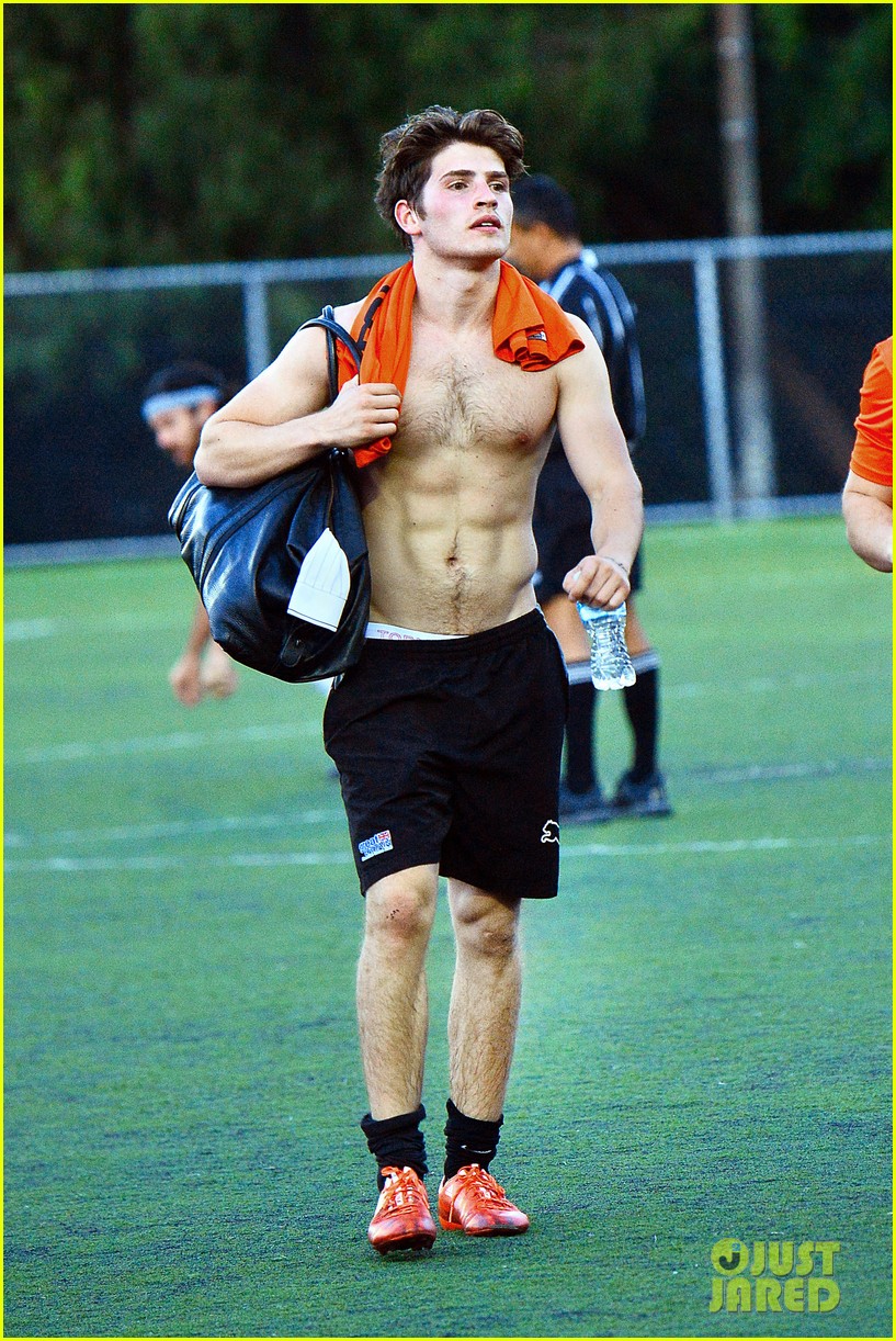 The Stars Come Out To Play: Gregg Sulkin - New Shirtless & Barefoot