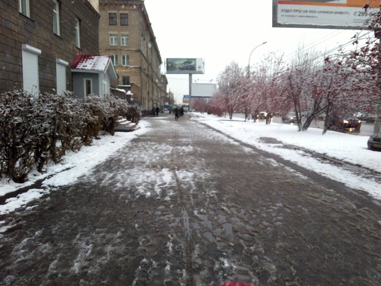 Снежная каша на тротуаре