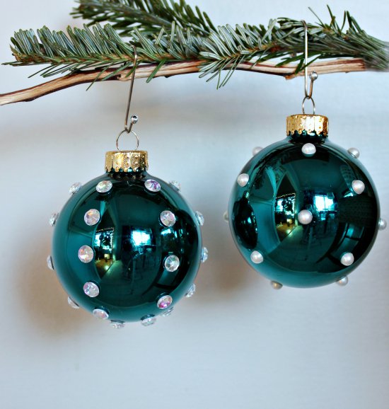 20 Impressive Ways to Decorate Glass Christmas Ornaments  Do it