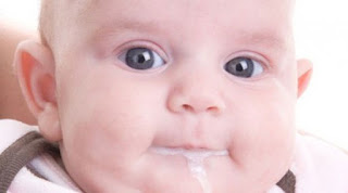 Bayi gumoh dan cegukan berusia 1 sampai 4 bulan