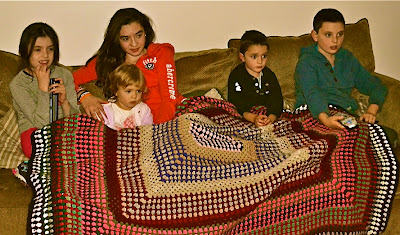 Niños con la manta de ganchillo de abuela Niños con la manta de ganchillo de abuela