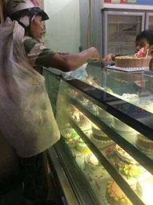 Seorang Pemulung Membelikan Kue Ulang Tahun Untuk Istrinya, Netizen Terharu