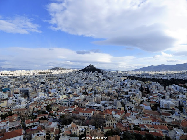 24 grudnia, Akropolis. 'Radosnych Świąt' z Partenonem w tle. Panorama Aten widok na Wzgórze Lykavitos Akropol Ateny Grecja