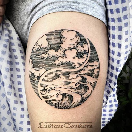 Muito artístico de representação do Yin Yang tatuagem. Ele mostra o céu e a água, o relacionamento e a forma como eles convivem em harmonia na terra.
