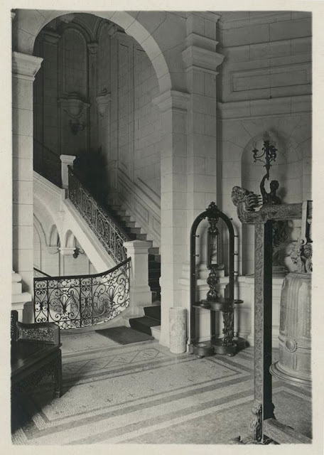 Cầu thang dẫn lên nơi sinh sống của quan Toàn quyền.