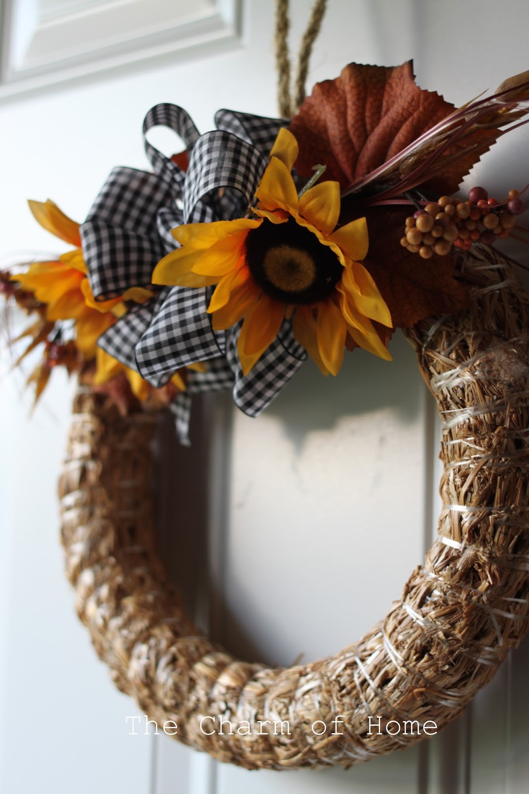 Венки на двери своими руками из газетных трубочек