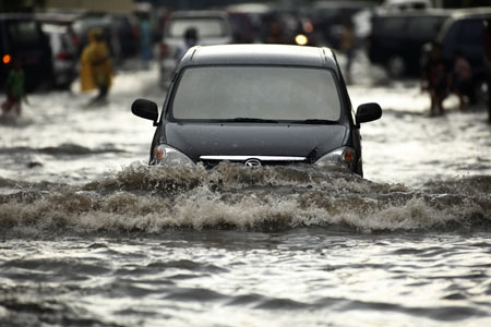 Aman Menyetir Mobil Saat Melewati Banjir