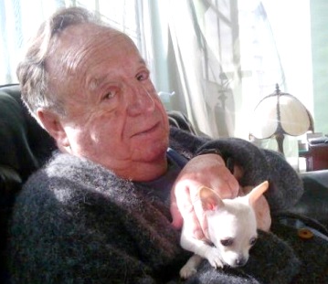 Roberto Gómez Bolaños Foto de Roberto Gómez Bolaños con su mascota