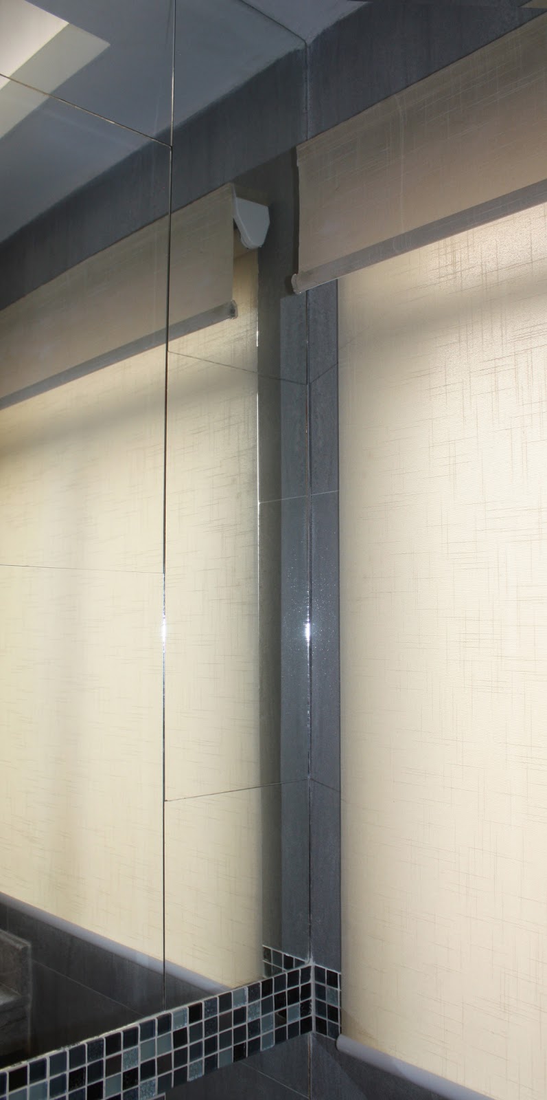 Espejos con luz, colocación de azulejos y plafones para espacios