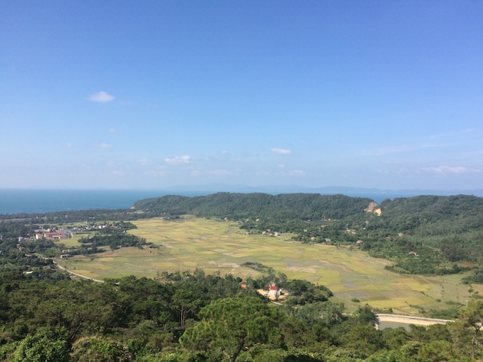 Khung cảnh trên đảo Cô Tô nhìn từ hải đăng. 