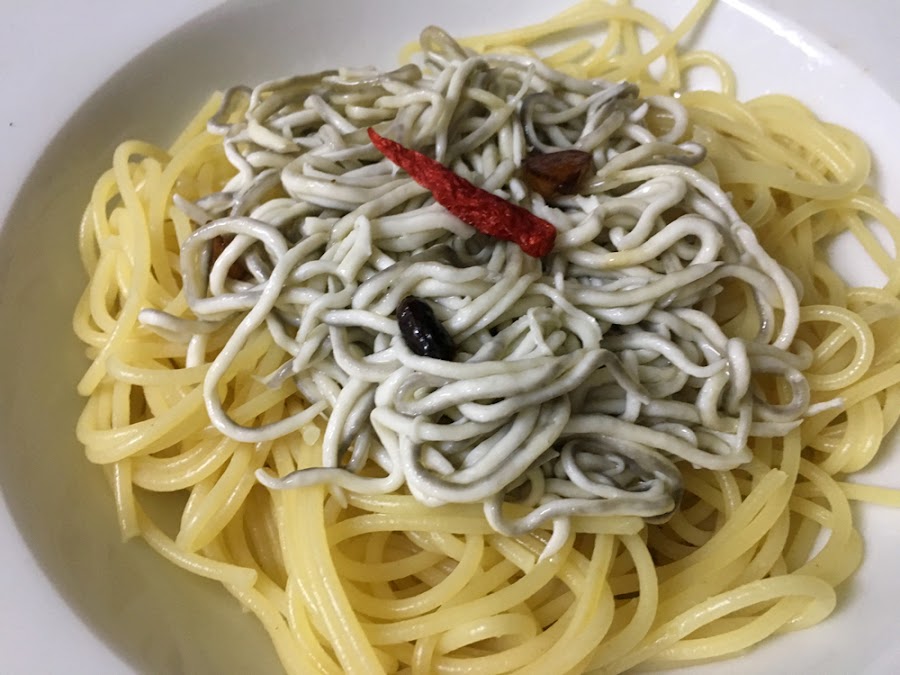 Spaghetti con angulas sucedáneas y ajo