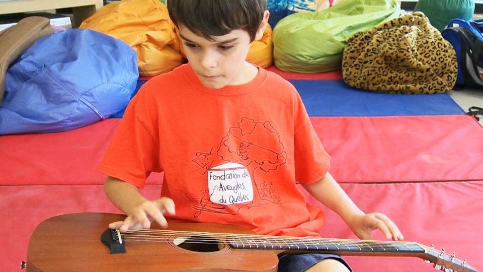 VÍDEO: Menino de oito anos chama a atenção tocando sucessos da