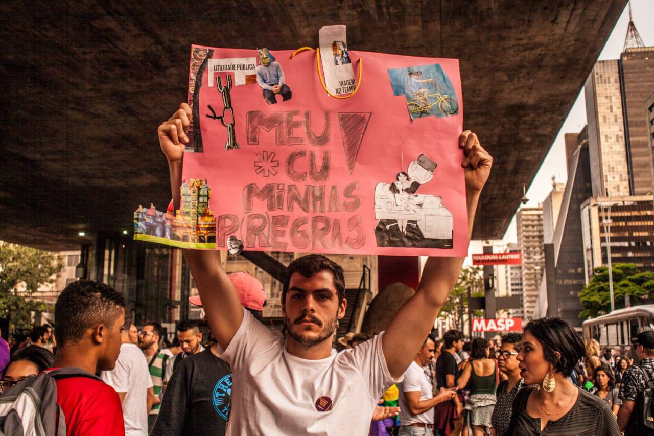 Milhares de pessoas protestam na Paulista contra decisão que permite 'cura gay' Milhares de pessoas protestam na Paulista contra decisão que permite 'cura gay'