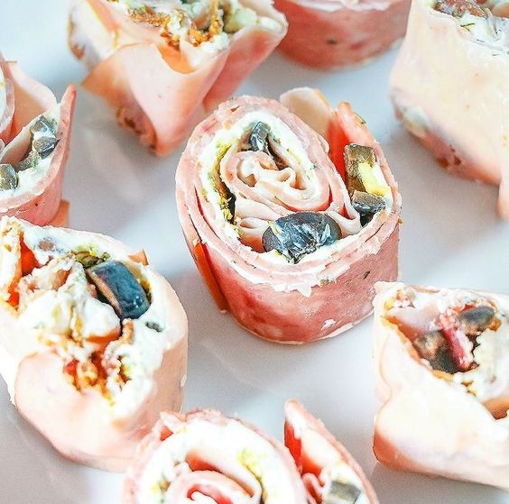 LOW CARB PINWHEELS WITH BACON AND CREAM CHEESE #LowCarb #Pinwheels