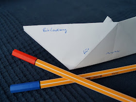 DIY: Papierschiff-Einladungen für den Kindergeburtstag basteln. Ihr beschriftet und verziert die Schiffe aus Papier und stattet sie mit Mast und Segel aus, dann können die Einladungen den Anker lichten.