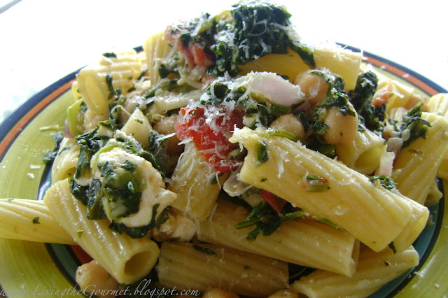 macaroni with chopped spinach, zucchini & chickpeas!