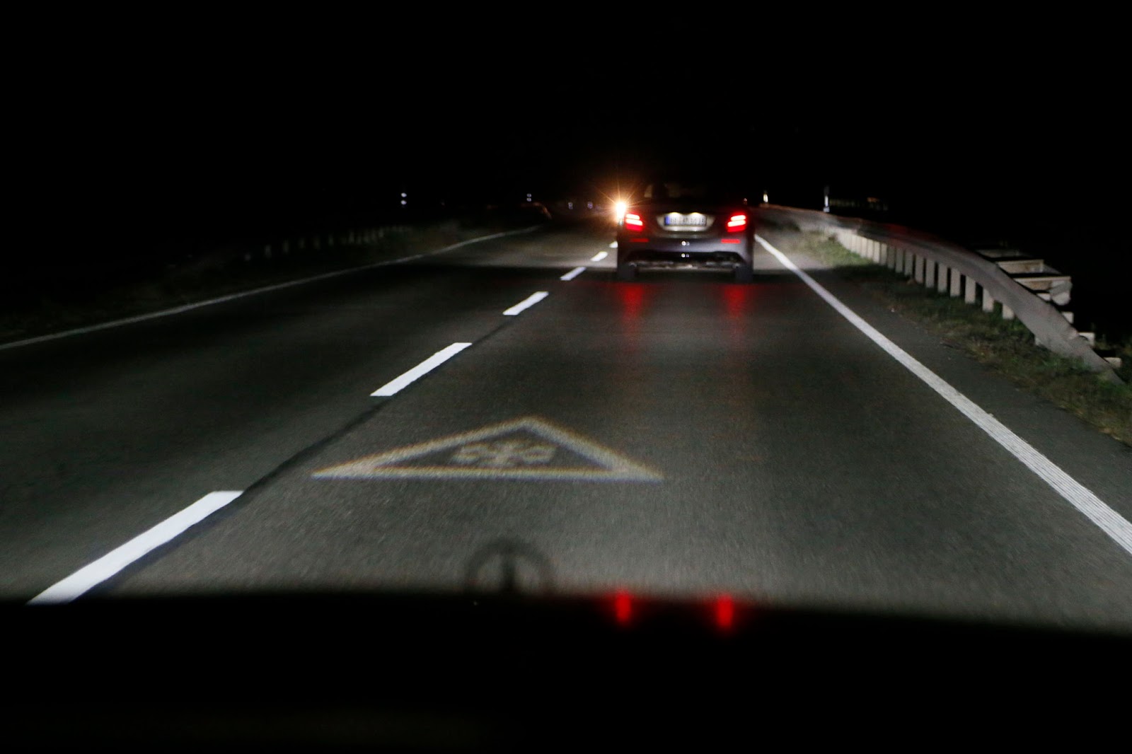 適当に欧州車妄想まとめとか。: メルセデスベンツ、200万画素を有するLEDヘッドライト「デジタルライト」を披露 ～ライティング