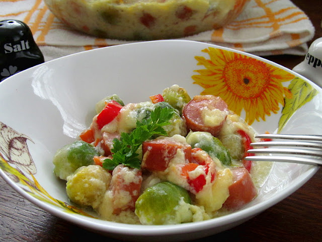 Брюссельская капуста с сосисками запеченная под сливочным соусом