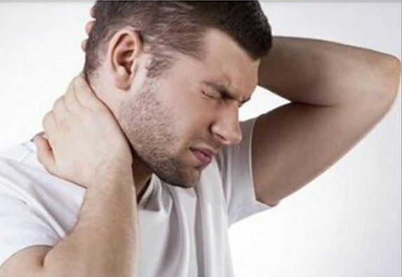 Kebiasaan Membunyikan Leher Saat Pegal, Wanita Ini Alami Lumpuh