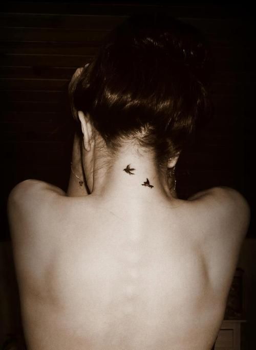 Mujer con original tatuaje en el cuello