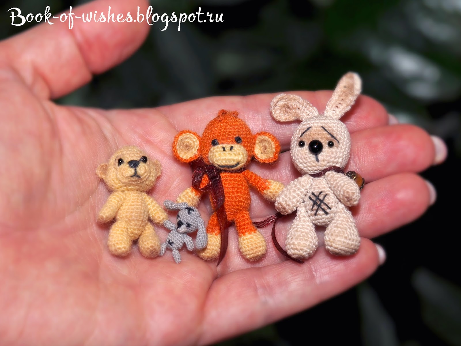 вяжем мини игрушки крючком. миниатюрные игрушки амигуруми. амигуруми маленький зайчик. миниатюрные игрушки крючком. миниатюрные игрушки крючком.