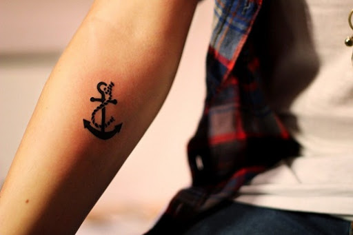 Bonito tatuagem de âncora para as meninas, com significado