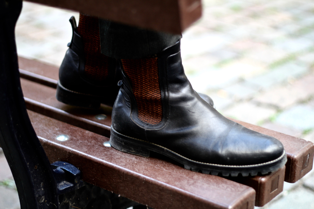 BLOG-MODE-HOMME-VOYAGE-Lifestyle-boots-dries-van-noten-cardigan-forever-agnes-b-pression-pantalon-vert-chemise-paisley-petit-col-bordeaux-preppy