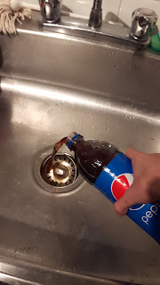 Bouteille de Pepsi, évier