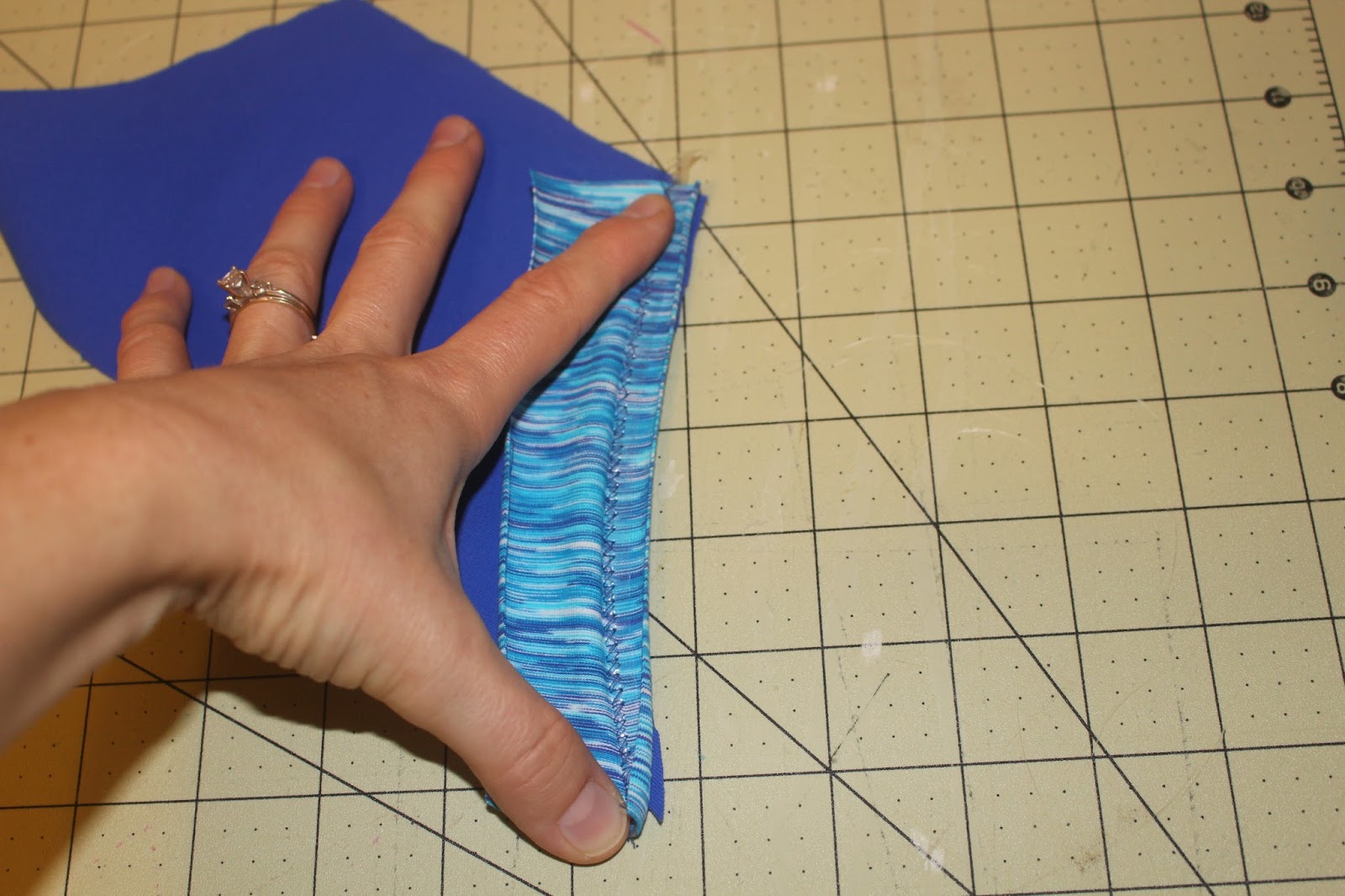 Tutorial ~ DIY Cell Phone Pocket: Part 2 - The Petite Sewist