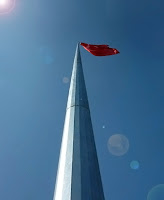 Uzun bayrak direğinde göndere çekilmiş Türk Bayrağı
