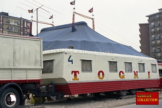 Le cirque Cesare Togni installé à Turin en avril 1973. Photo Hubert Tièche.  Collection Philippe Ros