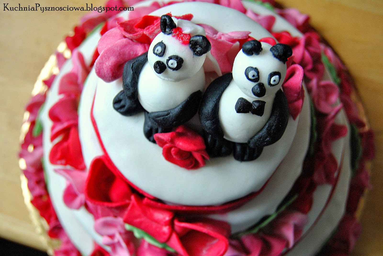 Piętrowy tort weselny z misiami panda