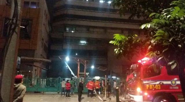 Pusat Grosir Senen terbakar, 25 unit Damkar dikerahkan untuk memadamkannya.