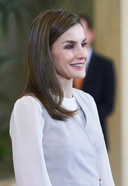 Queen Letizia wore BOSS Stiola waistcoat and Setenta skirt and MAGRIT Snake Printed Pumps, diamond earring mother day gift