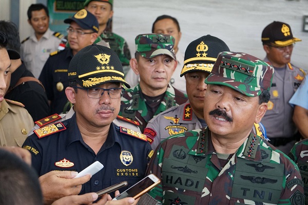 Cegah Barang Ilegal Masuk Indonesia Panglima TNI Bawa Dirjen Bea dan Cukai Ke Entikong